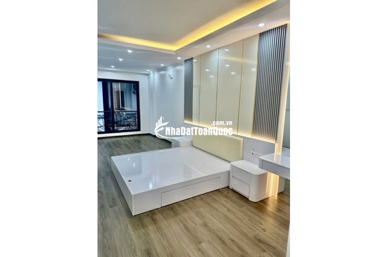 Nhà mặt phố ô tô tránh, mới xây xong, kinh doanh sầm uất, tiềm năng tăng giá tốt.