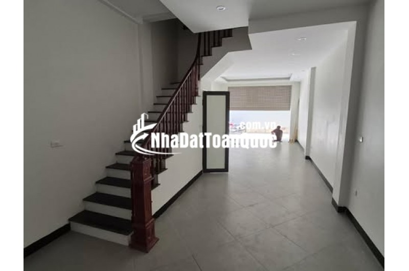 Nhà mặt phố ô tô tránh, mới xây xong, kinh doanh sầm uất, tiềm năng tăng giá tốt.