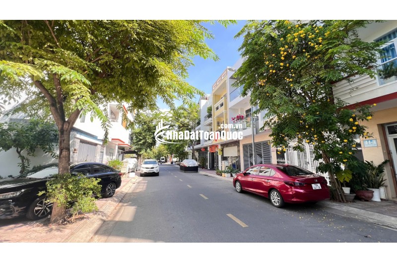 Nhà 3 Tầng Mới Hiện Đại Có Thang Máy Tiện Nghi Trong Khu Đô Thị Văn Minh Ở Nha Trang.