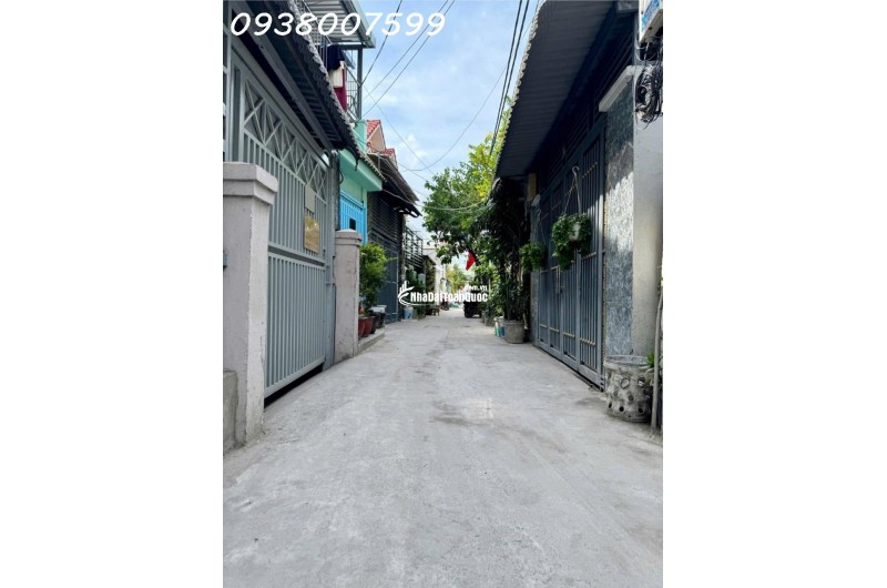 NHÀ BÁN GẤP GIẢM 400 TRIỆU. SÁT VÁCH QUẬN 7  - NHÀ MỚI Ở NGAY (4x15m) VUÔNG VỨC, TẶNG FULL NỘI THẤT - SỔ HỒNG HOÀN CÔNG, CÔNG CHỨNG NGAY - 5.5 TỶ