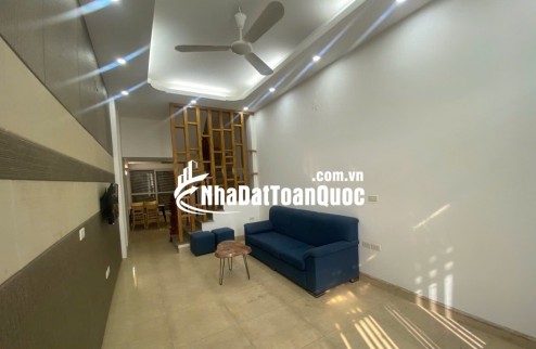 NHÀ ĐẸP HỒNG TIẾN Ở NGAY - GẦN PHỐ GẦN Ô TÔ - TẶNG NỘI THẤT - 30M 5 TẦNG NHỈNH 7 TỶ