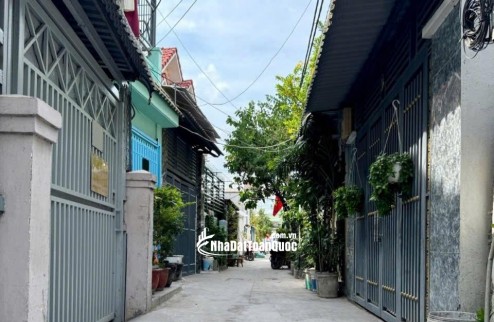 NHÀ BÁN GẤP GIẢM 400 TRIỆU. SÁT VÁCH QUẬN 7  - NHÀ MỚI Ở NGAY (4x15m) VUÔNG VỨC, TẶNG FULL NỘI THẤT - SỔ HỒNG HOÀN CÔNG, CÔNG CHỨNG NGAY - 5.5 TỶ