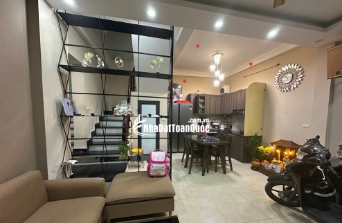 BÁN NHÀ PHÚC LỢI LONG BIÊN DT 37M2 Ô TÔ GẦN TRẺ CON ĐI HỌC HAI BƯỚC Ở SƯỚNG