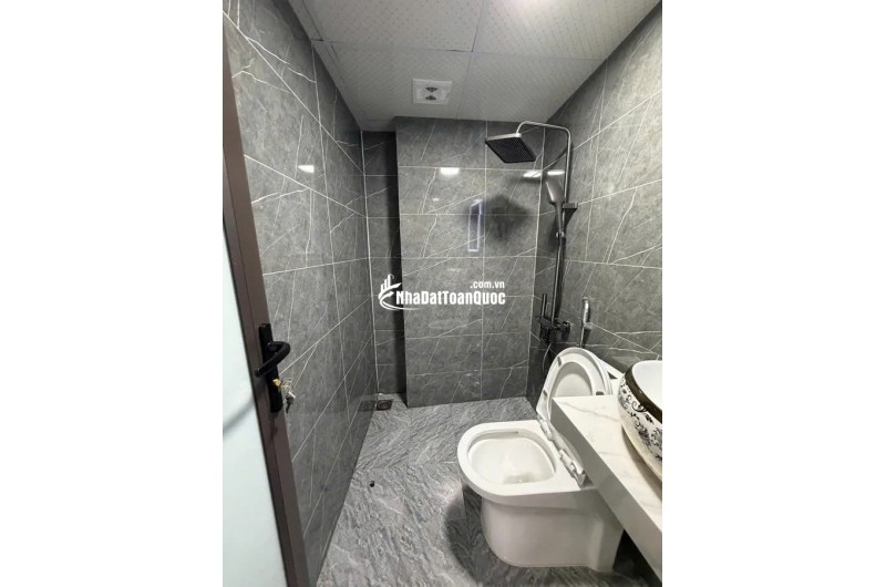 !: LÔ GÓC - NGÕ 3 GÁC - GẦN PHỐ  Bán nhà Đống Đa