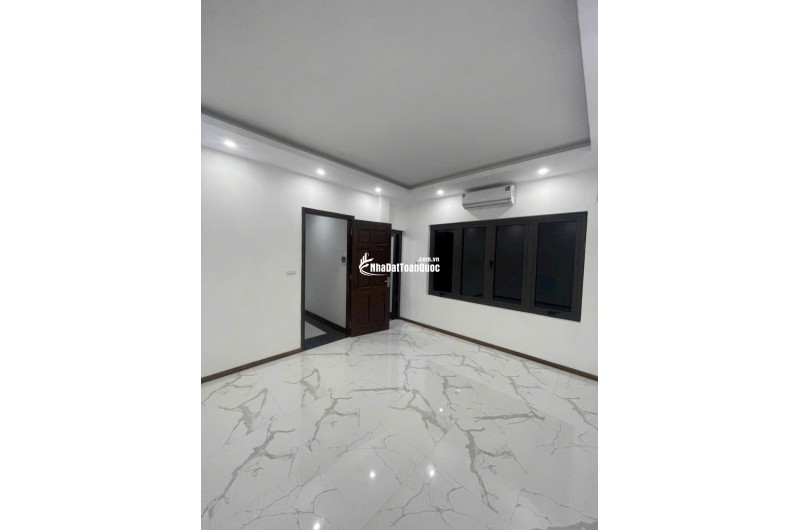 Bán nhà Lò Đúc, hướng Nam, 11-12  tỉ, 5 tầng thang máy