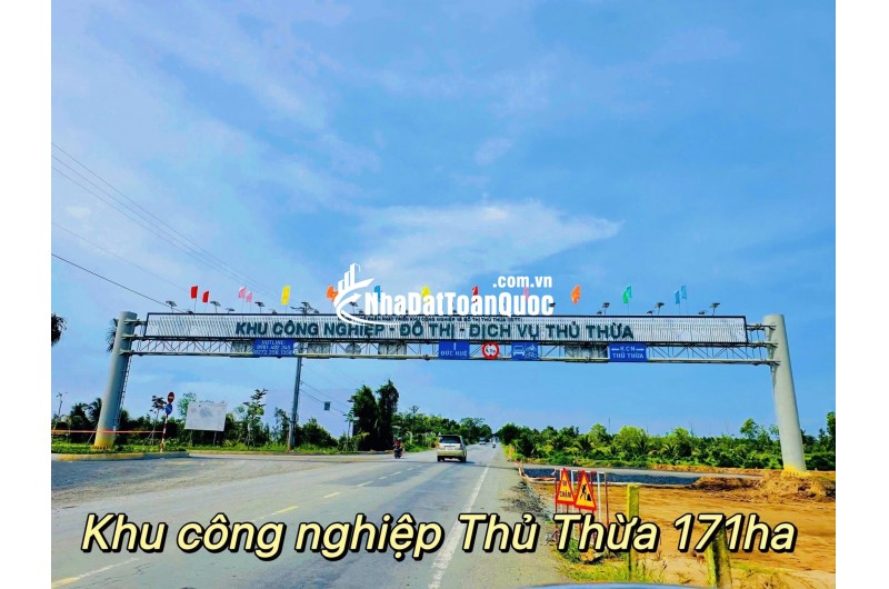 Long 0931895958 biệt thự mặt tiền DT818, 3 lầu mới 100%, chỉ 3,4 tỷ ngay trạm dừng chân Châu Thành