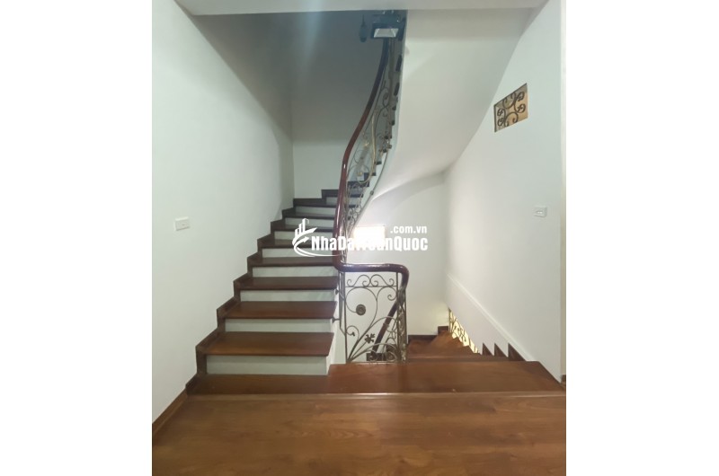 Chính chủ CÔ GIÁO tôi cần Bán rất gấp căn nhà Hoàng Văn Thái – OTO QUA  – mặt tiền 5,5 m2