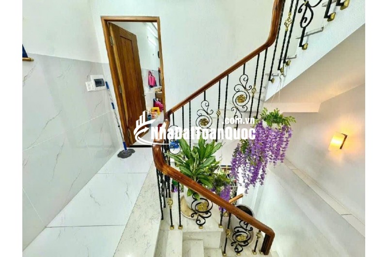 NHÀ 4 TẦNG - ÔTÔ ĐỖ CỬA- SÁT VINCOM.
NGAY NGÃ 4 LÊ VĂN VIỆT - LÃ XUÂN OAI