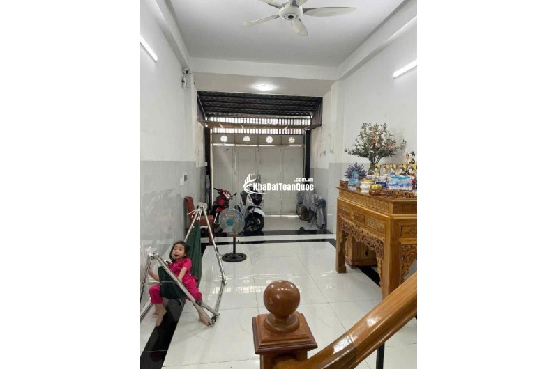 NHÀ 4 TẦNG - ÔTÔ ĐỖ CỬA- SÁT VINCOM.
NGAY NGÃ 4 LÊ VĂN VIỆT - LÃ XUÂN OAI