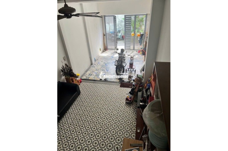 NHÀ 3 TẦNG LÃ XUÂN OAI - Ô TÔ ĐẬU CỬA - SÁT VINCOM Q9