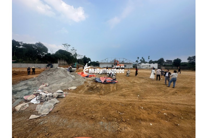 Bán gấp mảnh đất ngay sát trường đại học, xây cho thuê được luôn.