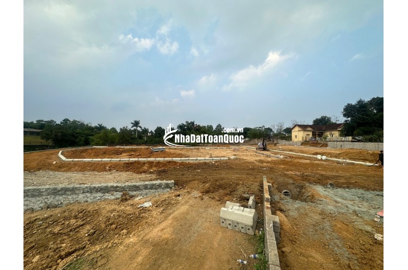 Bán gấp mảnh đất ngay sát trường đại học, xây cho thuê được luôn.