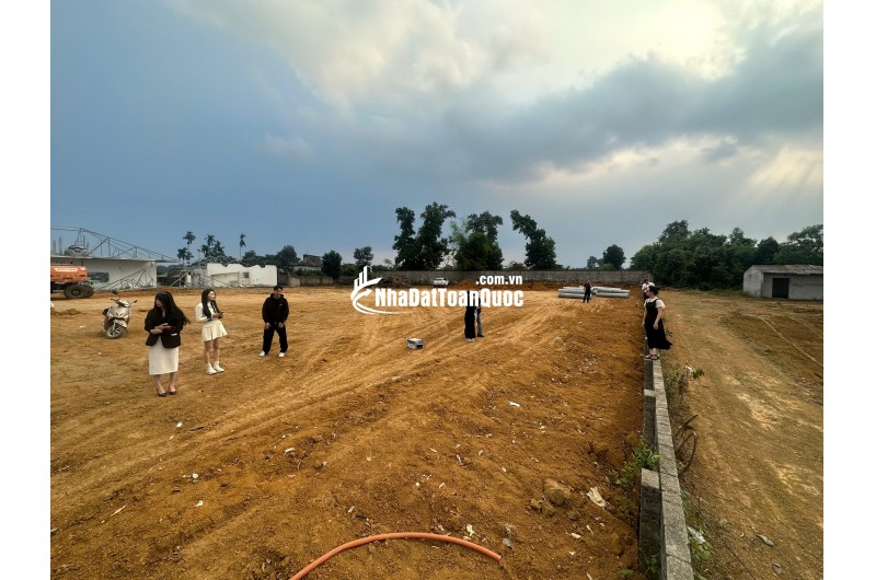 Bán gấp mảnh đất ngay sát trường đại học, xây cho thuê được luôn.