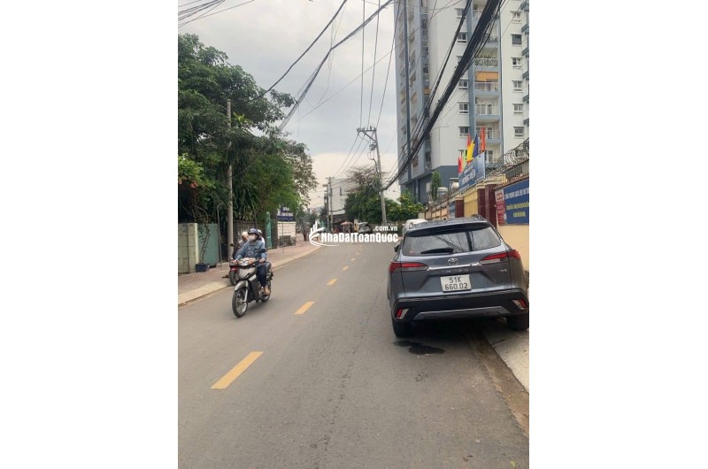 NHÀ 3 TẦNG LÃ XUÂN OAI - Ô TÔ ĐẬU CỬA - SÁT VINCOM Q9