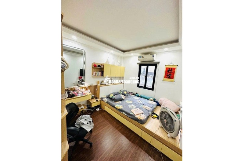 NHÀ ĐẸP Ở NGAY-30M RA MẶT PHỐ-NGÕ THÔNG-2 THOÁNG TRƯỚC SAU.