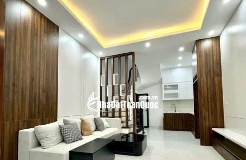 !: LÔ GÓC - NGÕ 3 GÁC - GẦN PHỐ  Bán nhà Đống Đa