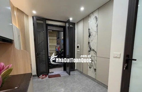 !: LÔ GÓC - NGÕ 3 GÁC - GẦN PHỐ  Bán nhà Đống Đa