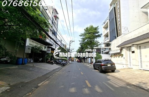 Bán mặt tiền KD gần bên Gigamall Phạm Văn Đồng, 2 tầng, 90m2, đường 12m, sổ hồng, giá 13 tỷ TL