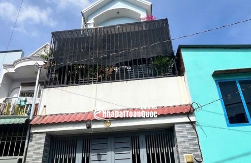 NHÀ 3 TẦNG LÃ XUÂN OAI - Ô TÔ ĐẬU CỬA - SÁT VINCOM Q9