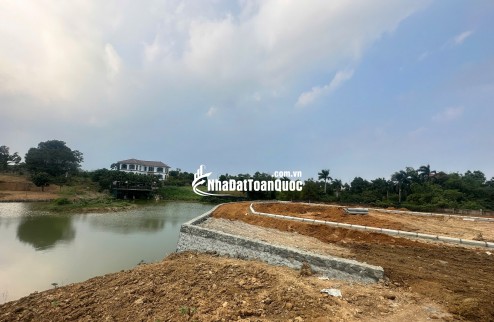 Bán gấp mảnh đất ngay sát trường đại học, xây cho thuê được luôn.