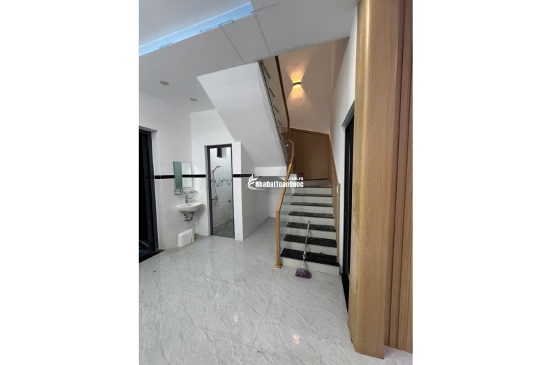 cần bán gấp nhà trung tâm thị trần Long Điền 1 lầu 1 trệt