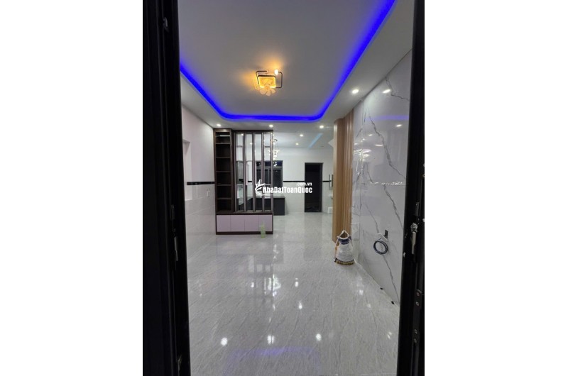 cần bán gấp nhà trung tâm thị trần Long Điền 1 lầu 1 trệt