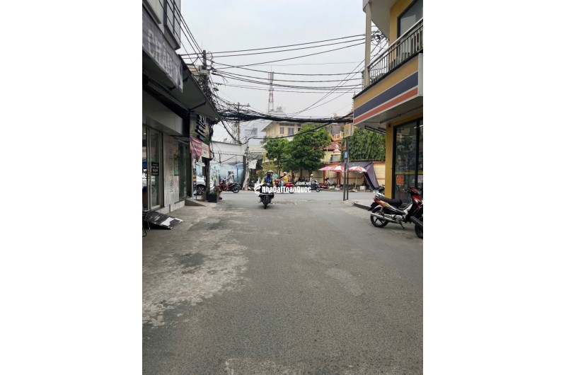 NHÀ BÁN TÂN ĐÔNG HƯNG THUẬN Q12-SÁT SONG HÀNG.
KẾ BÊN QUẬN TÂN BÌNH NHÀ GA T3-NGUYỄN VĂN QUÁ.CHỈ VÀI PHÚT DI CHUYỂN XE MÁY.