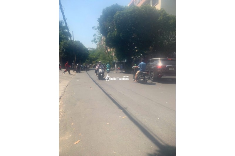 NHÀ BÁN TÂN ĐÔNG HƯNG THUẬN Q12-SÁT SONG HÀNG.
KẾ BÊN QUẬN TÂN BÌNH NHÀ GA T3-NGUYỄN VĂN QUÁ.CHỈ VÀI PHÚT DI CHUYỂN XE MÁY.