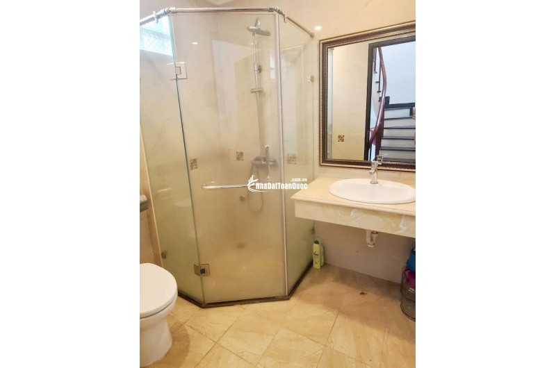 NHÀ LÂM DU, BỒ ĐỀ, LONG BIÊN: DT 31M 5 TẦNG MT 4M6 GIÁ 9.81 TỶ. LH:0985302254.