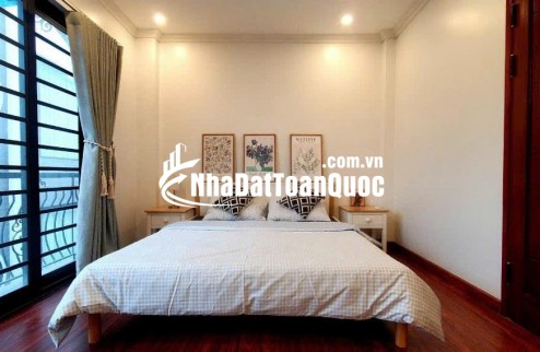 NHÀ LÂM DU, BỒ ĐỀ, LONG BIÊN: DT 31M 5 TẦNG MT 4M6 GIÁ 9.81 TỶ. LH:0985302254.