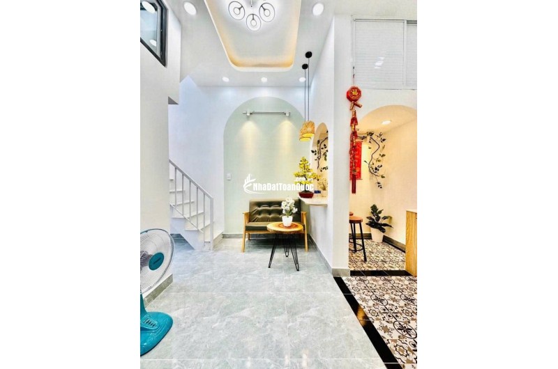 NHỈNH 2TỶ CÓ NHÀ SG - 3 TẦNG XINH LUNG LINH - GẦN NHÀ GA T3 - 10P QUA SÂN BAY - 5P TỚI EMART 2 NHỘN NHỊP - SỔ HỒNG RIÊNG TÂN BÌNH