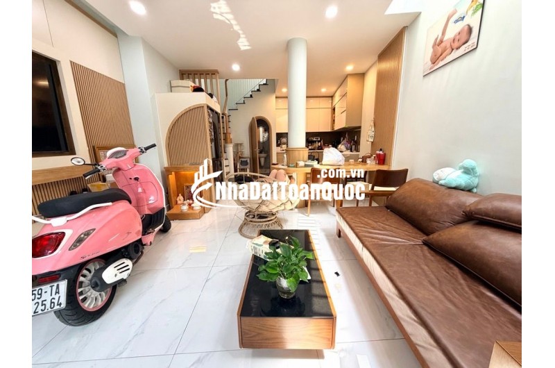 Hẻm Ô Tô - 3 Tầng đúc - Sát Mặt Tiền - Chỉ cách Quận 1 Cây cầu - 42m2 - Nhà mới vào ở ngay - P. Bình Lợi Trung