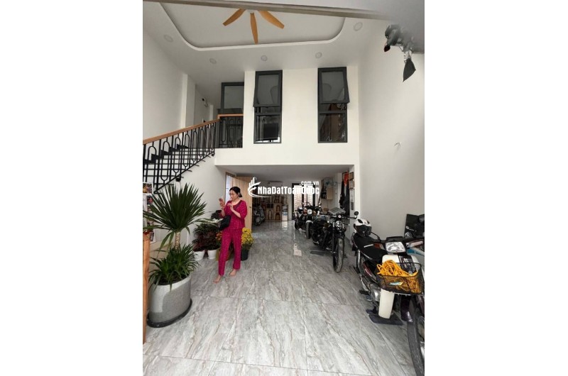 BÁN NHÀ MỚI XÂY THẠNH LỘC 15- 70M2- 5 TẦNG- HẺM XE HƠI THÔNG- TẶNG FULL NỘI THẤT- CHỈ 7,5 TỶ THƯƠNG LƯỢNG .