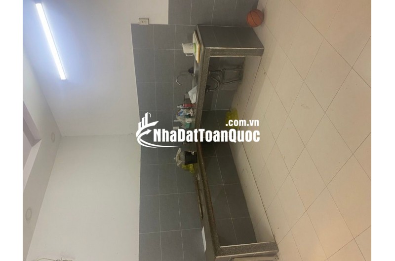 QUẬN 12 - - Kết cấu 2 tầng BTCT, gồm sân để xe, phòng khách, bếp, 4PN, 3WC