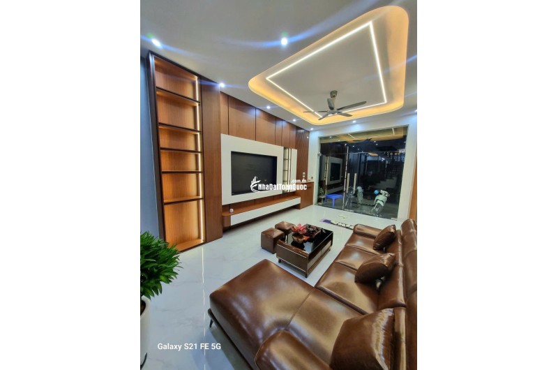 Bán nhà 4 tầng Kỳ Bá, TP Thái Bình, 70m2, sổ đỏ, 7.4 tỷ, 0978693808