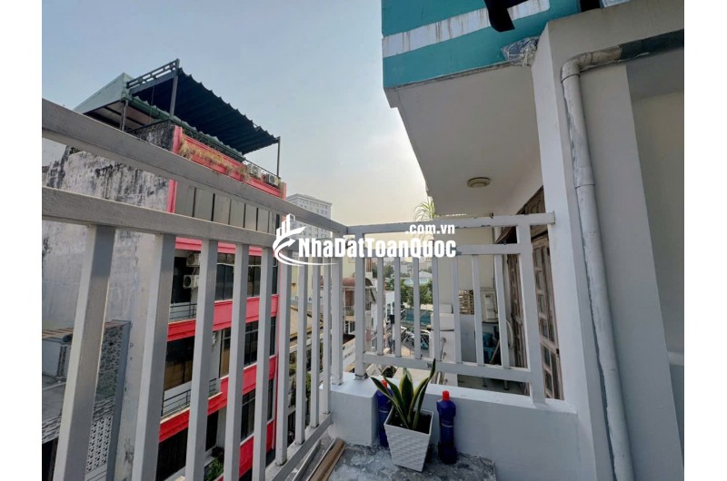CHO THUÊ CHDV NGAY TRUNG TÂM QUẬN 1 ĐẦY ĐỦ TIỆN ÍCH, Ở NGAY. LH:0355640978