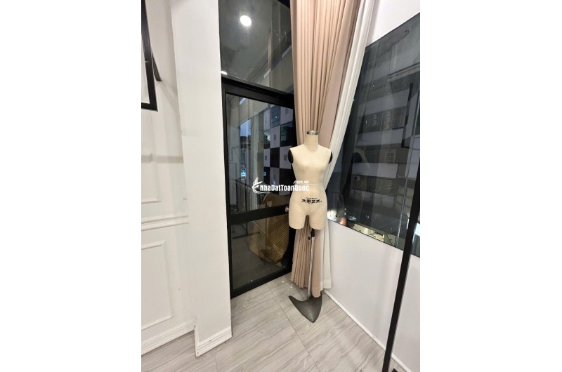 CHO THUÊ MĂT BẰNG NGAY TRUNG TÂM QUẬN 1 LÀM SHOP CTY...17TR/TH/65M2. LH:0903649102