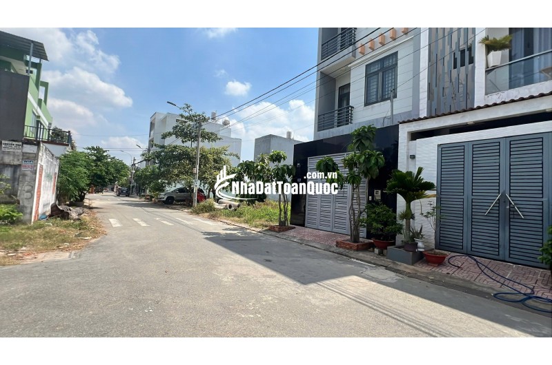 Bán khu đất kdc sổ hồng ,xuất hiện sẵn nhà kho trên quận 9, 104m2 , ngang 6.3m