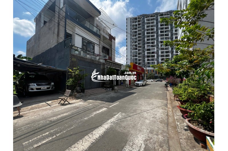 Bán khu đất kdc sổ hồng ,xuất hiện sẵn nhà kho trên quận 9, 104m2 , ngang 6.3m