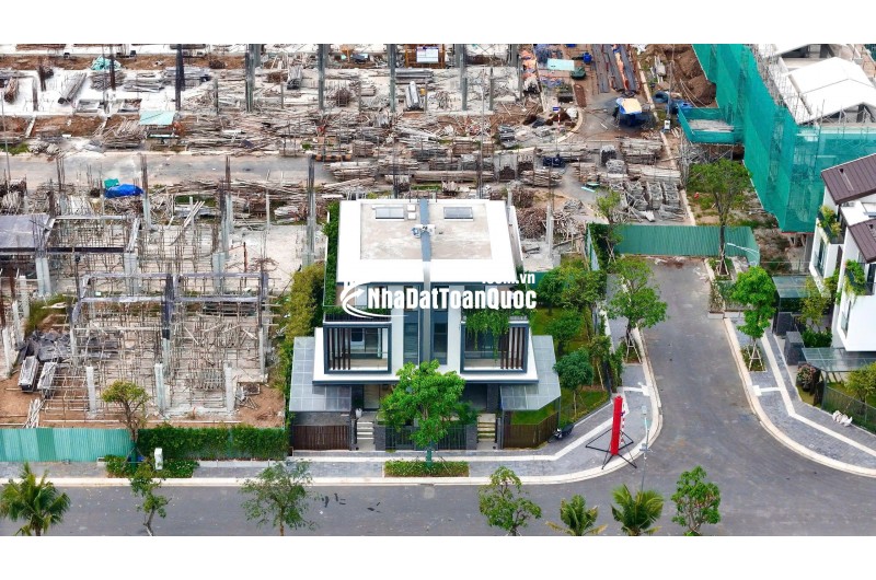 BÁN NHANH   nhà phố sân vườn cách TP HCM 5p chỉ 4x triệu  /m2