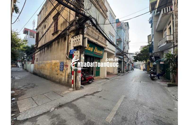 Anh trai tôi cần bán Căn Lô góc, 3 tầng, 2 mặt thoáng tại Bồ Đề, Long Biên, DT: 60.3m2, MT 5.2m, ô tô cách 50m. Nhà xây KCBT cực kỳ chắc chắn