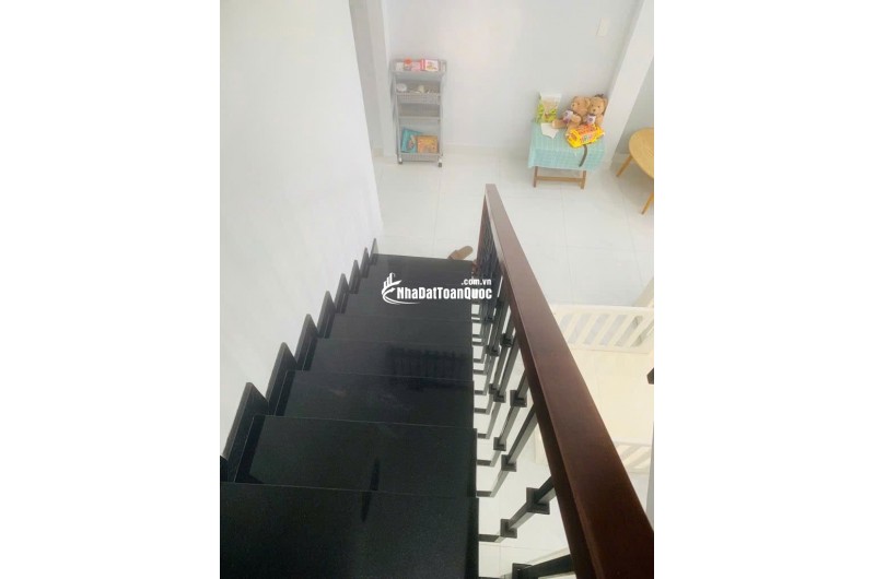 BÁN NHÀ 2 TẦNG – 5M X 27M – CÓ SÂN TRƯỚC SAU THOÁNG MÁT. LH:0988736135