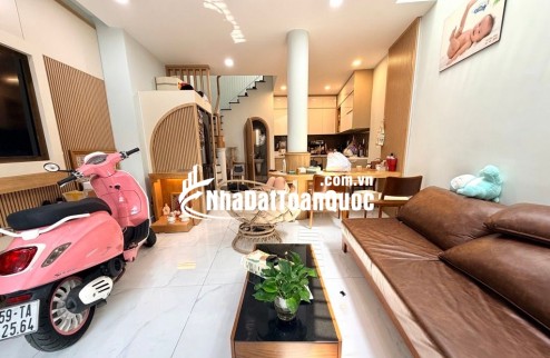 Hẻm Ô Tô - 3 Tầng đúc - Sát Mặt Tiền - Chỉ cách Quận 1 Cây cầu - 42m2 - Nhà mới vào ở ngay - P. Bình Lợi Trung