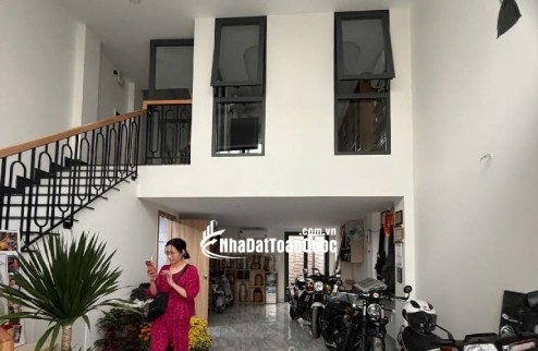 BÁN NHÀ MỚI XÂY THẠNH LỘC 15- 70M2- 5 TẦNG- HẺM XE HƠI THÔNG- TẶNG FULL NỘI THẤT- CHỈ 7,5 TỶ THƯƠNG LƯỢNG .