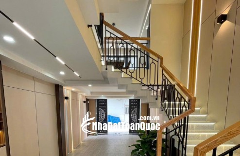 NHÀ ĐẸP HIẾM NGÃ TƯ GA – SÁT GÒ VẤP