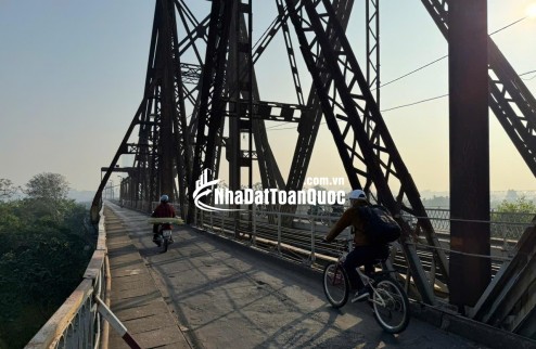 Anh trai tôi cần bán Căn Lô góc, 3 tầng, 2 mặt thoáng tại Bồ Đề, Long Biên, DT: 60.3m2, MT 5.2m, ô tô cách 50m. Nhà xây KCBT cực kỳ chắc chắn