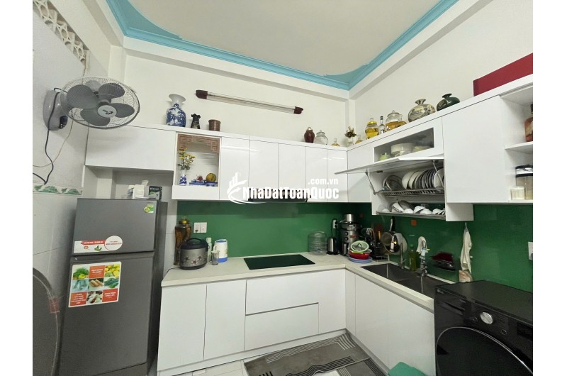 BÁN NHÀ CHÍNH CHỦ: NHỎ, ĐẸP, CHẮC CHẮN, HẺM THÔNG - RỘNG, KDC THÂN THIỆN. LH:0989051114.