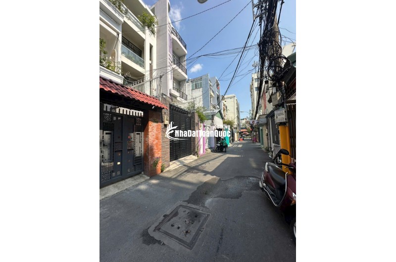 Bán nhà hẻm xe hơi 1 trệt 1 lầu 1 sân thượng Hoàng Diệu P13 Q4 siêu đẹp