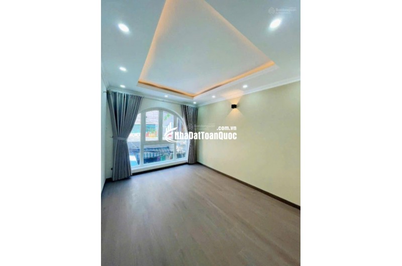 Bán nhà 2 tầng 21m² Nguyễn Thần Hiến, Q.4, 5.6 tỷ, sổ đỏ.