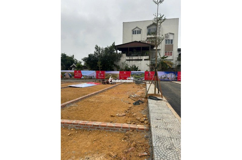 Nhanh chóng lô đất 100m2 gần Quốc Lộ 21, khu vực trung tâm Hòa Lạc. Phù hợp xây trọ, đầu tư sinh lời, kết nối Metro 5 – Quốc Lộ 21. Liên hệ xem đất